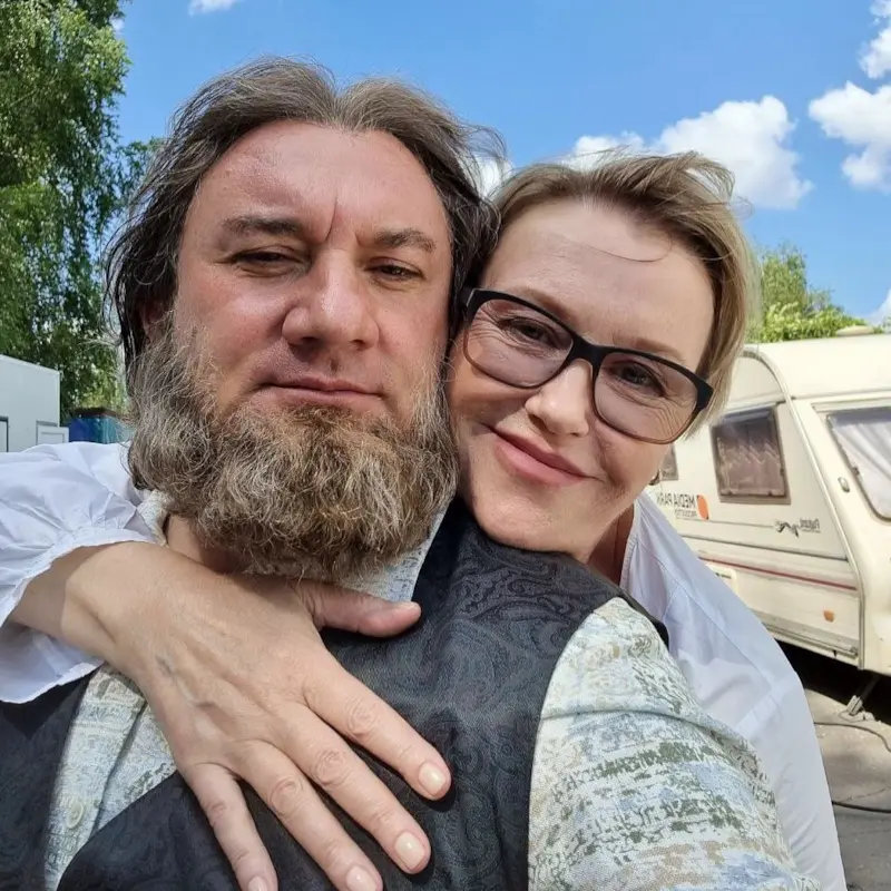 Николай Фоменко и Ирина Розанова на съемках сериала «Предпоследняя инстанция», 2022 год