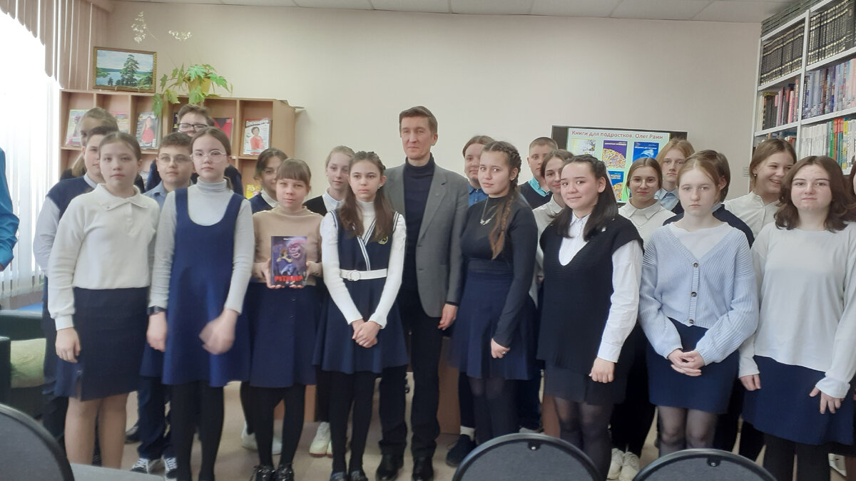 Олег Раин с читателями в Большебрусянской сельской библиотеке