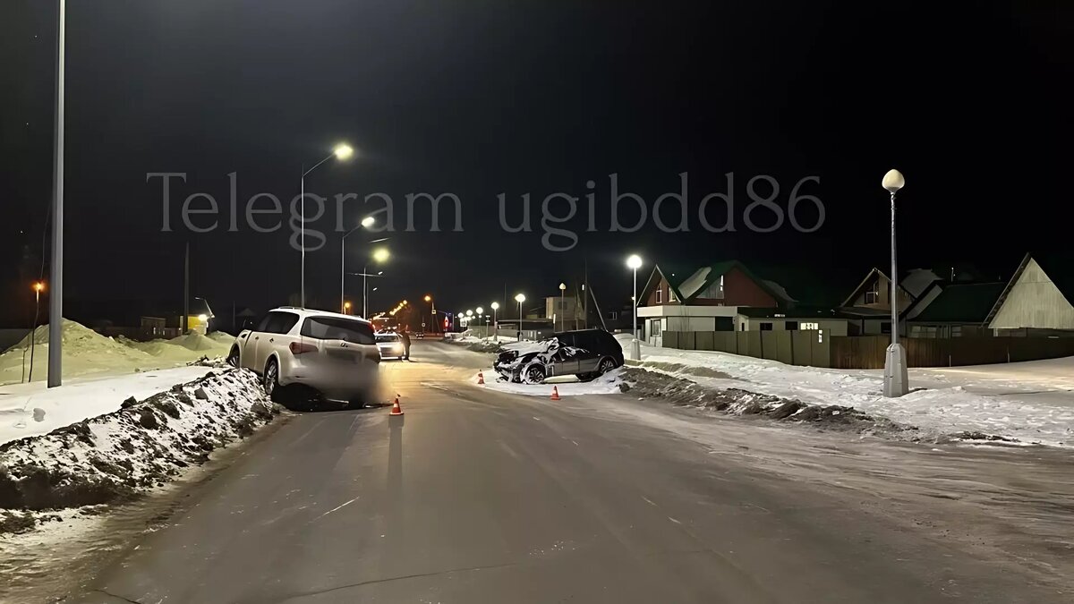     В Нижневартовске «ГАЗ» спровоцировал аварию, в которой пострадали два человека и три ТС. Одна из машин загорелась.