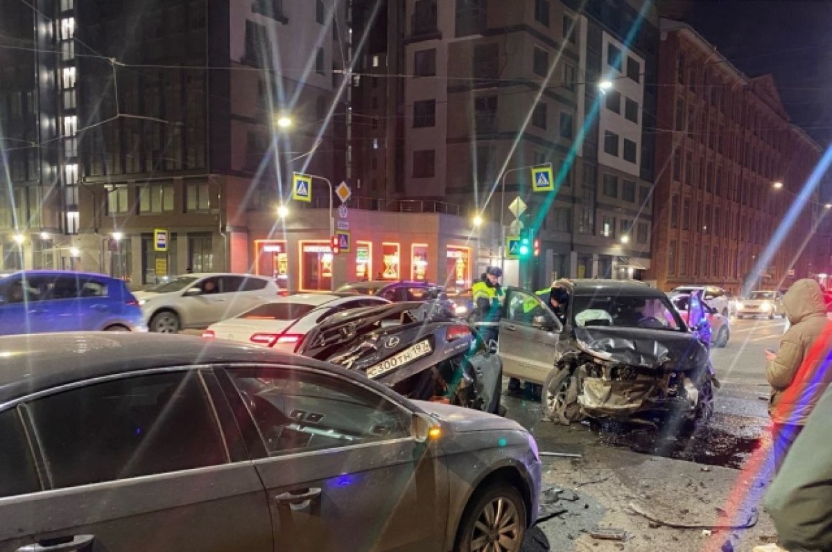    Видео: в массовом ДТП на Большом Сампсониевском пострадали два человека