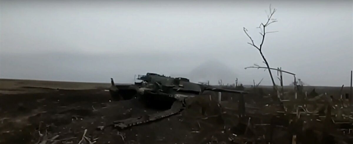 Стоит пригорюнился, а наши в это время совершают дерзкую вылазку