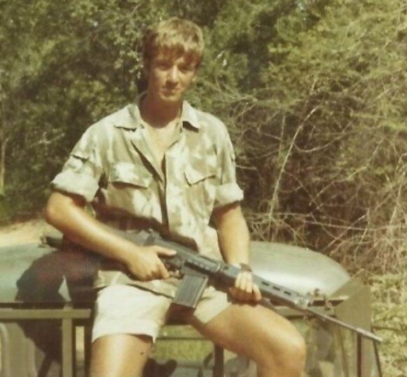 Родезийский солдат с юаровской винтовкой.