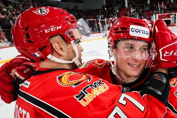    На бумаге к серии с «Ак Барсом» «Автомобилист» подходил почти на равных. В турнирной таблице Востока команды разделила всего лишь одна позиция и 2 очка Фото: hc-avto.ru