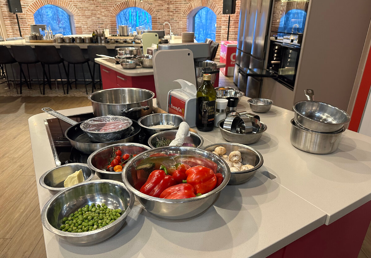 В кулинарной студии “CulinaryOn”.