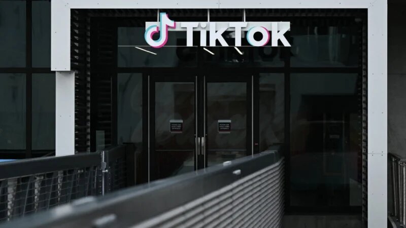 Логотип TikTok у офиса компании-разработчика приложений для социальных сетей в Калвер-Сити, Калифорния, 16 марта 2023 года. (Patrick T. Fallon/AFP via Getty Images)