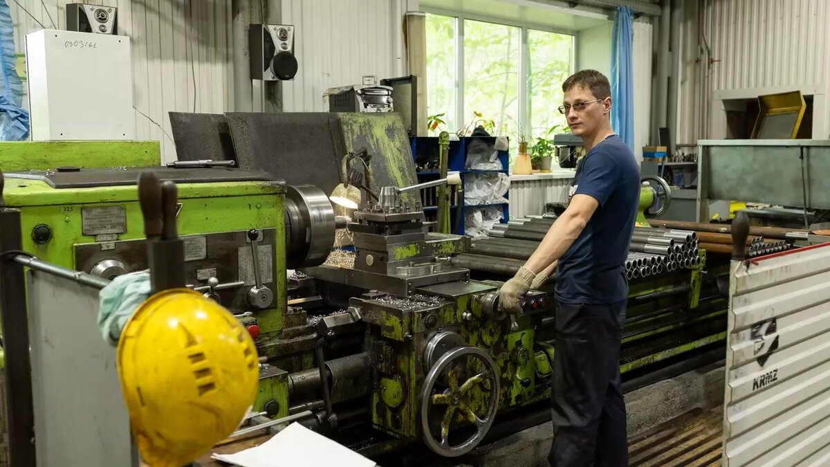     Наиболее востребованные профессии: токарь, слесарь, шлифовщик, оператор станков с программным управлением, фрезеровщик.