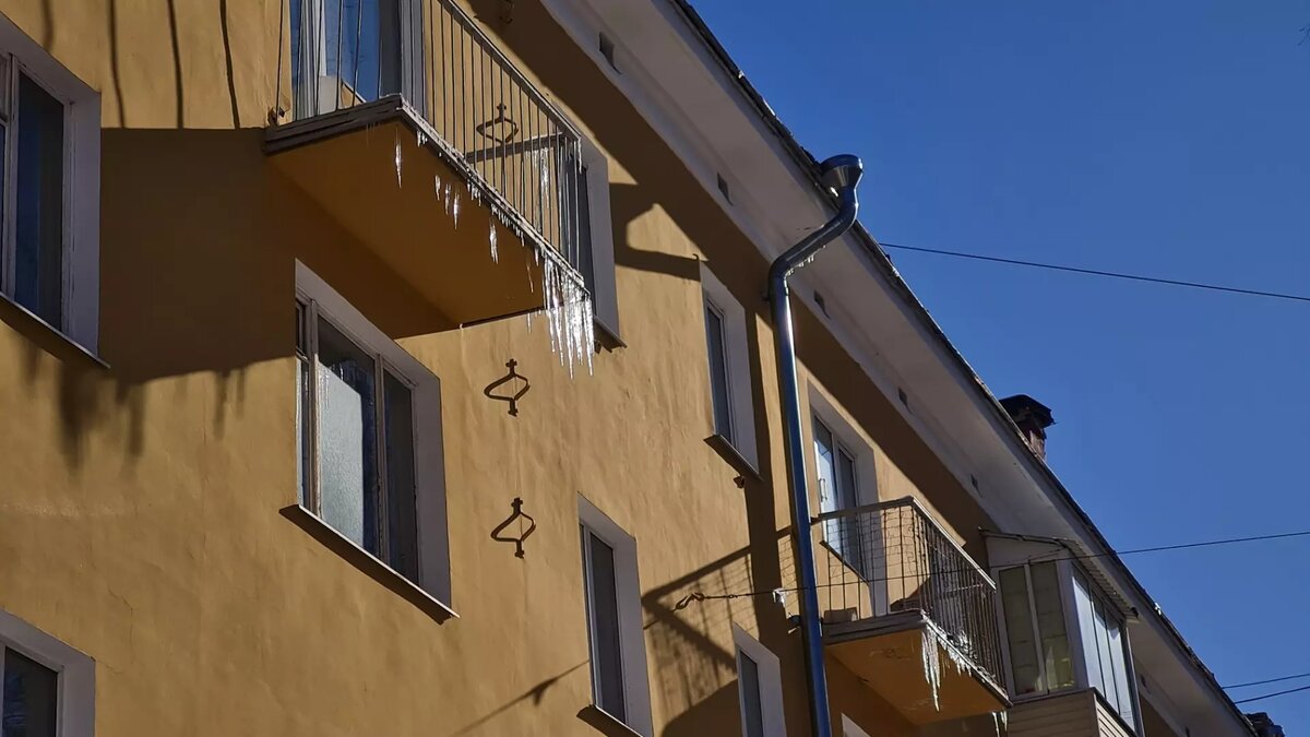     Одно из исторических зданий огородили, чтобы глыбы льда не упали на головы горожанам.