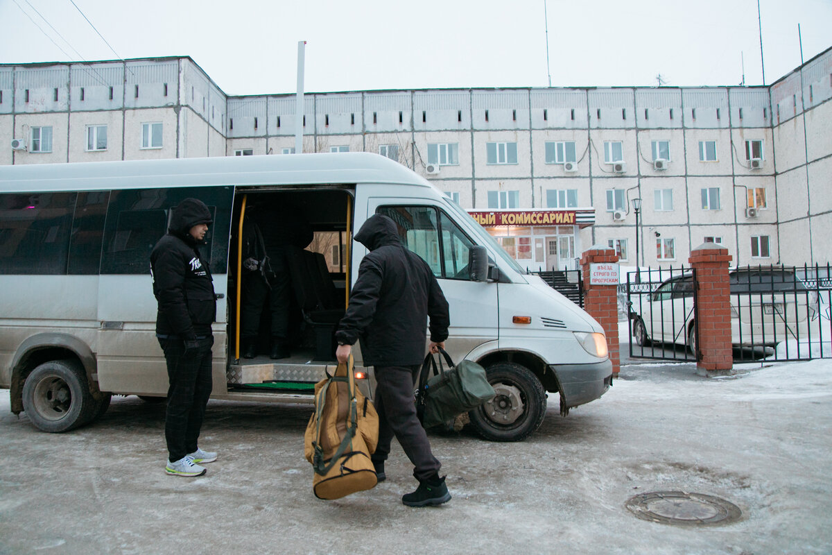 Из Сургута в зону СВО отправилась группа контрактников | Сургутская Трибуна  | Новости Сургута и Югры | Дзен