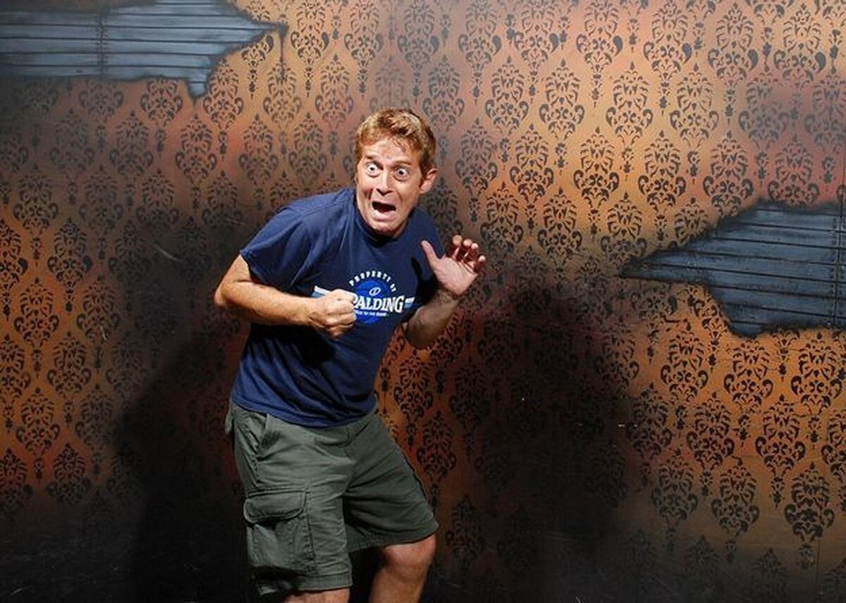 Стихи на стенах. Стены дрожать под. Дыра в кирпичной стене. Стены дрожать под. Стены дрожать под.