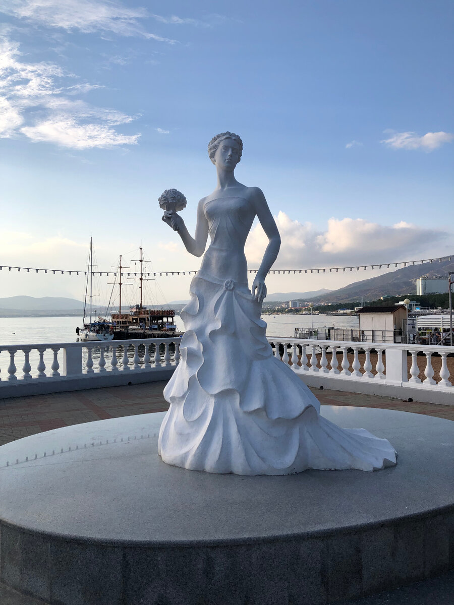 Символ города Геленджик - белая невеста. Любимое место для фотосессий местных и отдыхающих на курорте.