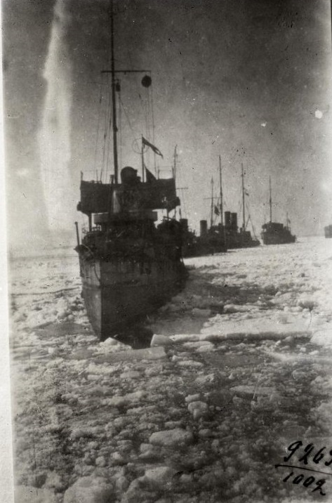 Ледовый поход 1918 г. Группа кораблей на пути в Кронштадт