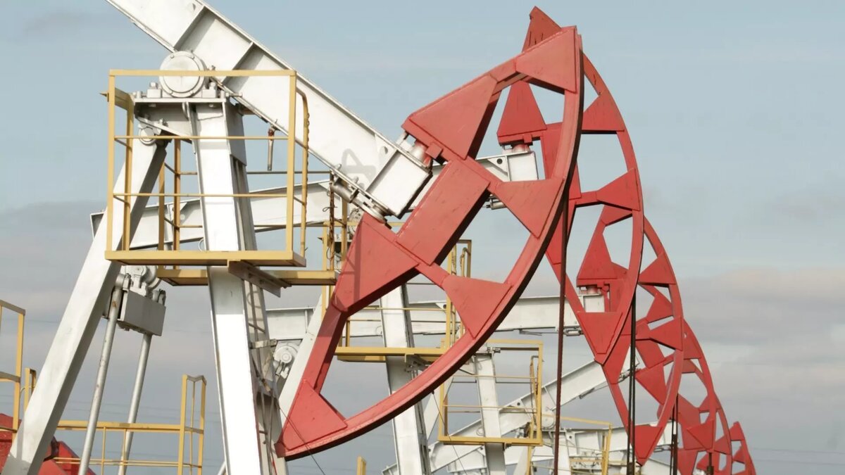     Запасы нефти не дают ценам расти выше, но восстановление спроса на нее не дает опуститься — скорее всего, цены останутся на текущем уровне, считает сырьевой трейдер