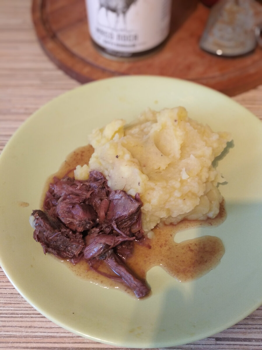 Лосятина по запаху напоминало ,что то из субпродуктов , а по вкусу говядину , вполне съедобно ,особенно если в тайге или лесу это пробовать ,да под рюмашку - отлично .!