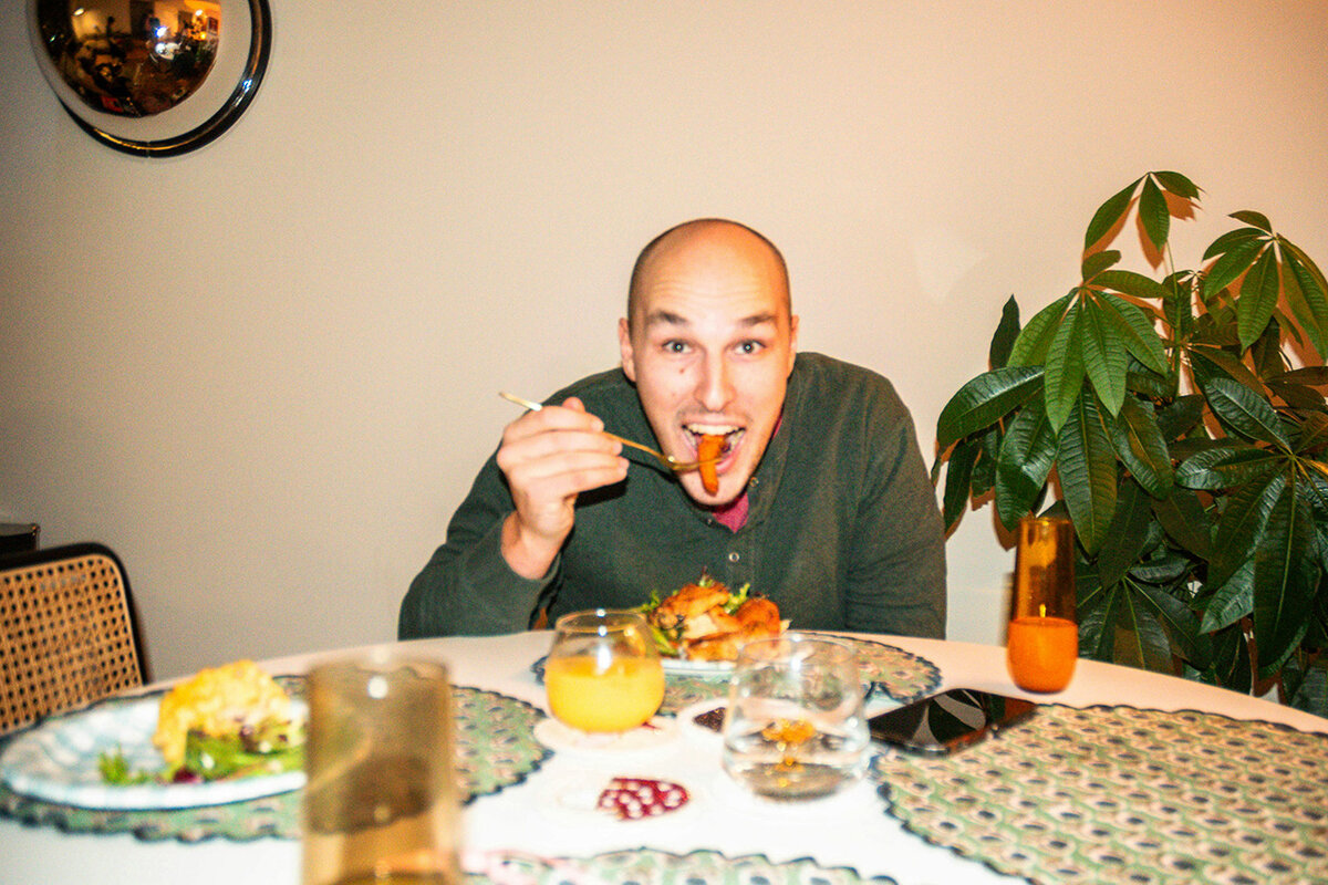 Алкоголь не стоит сочетать с некоторыми продуктами.  Фото: unsplash.com