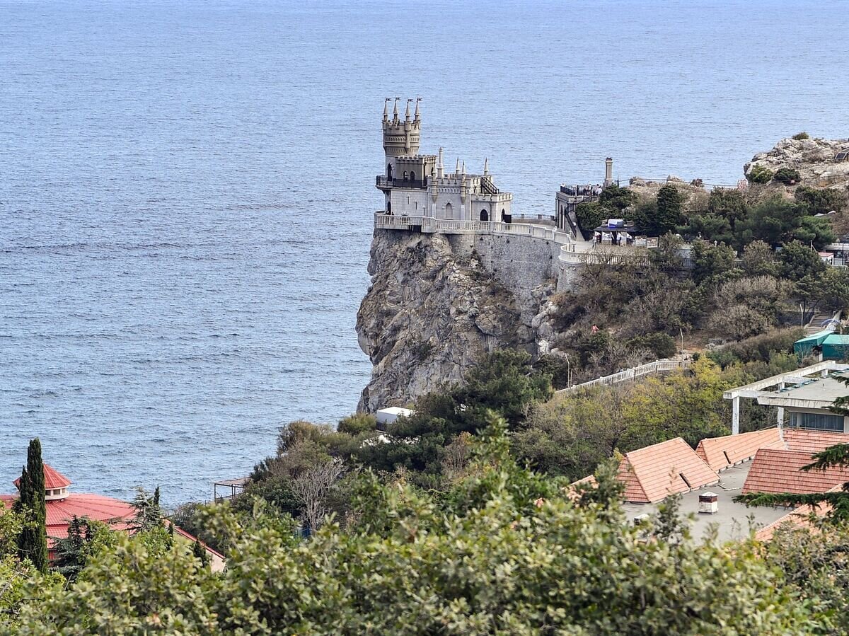    Замок "Ласточкино гнездо" на береговой скале в поселке Гаспра в Крыму© РИА Новости . Константин Михальчевский