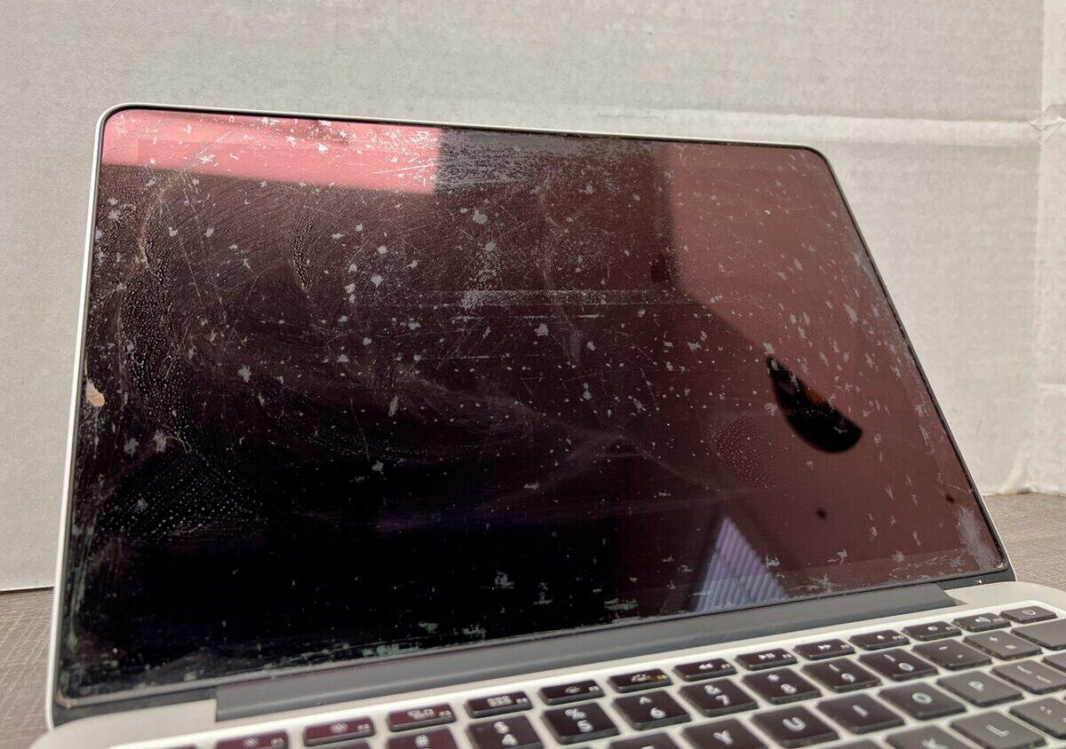 Нужно ли подкладывать тряпочку между экраном и клавиатурой ноутбука