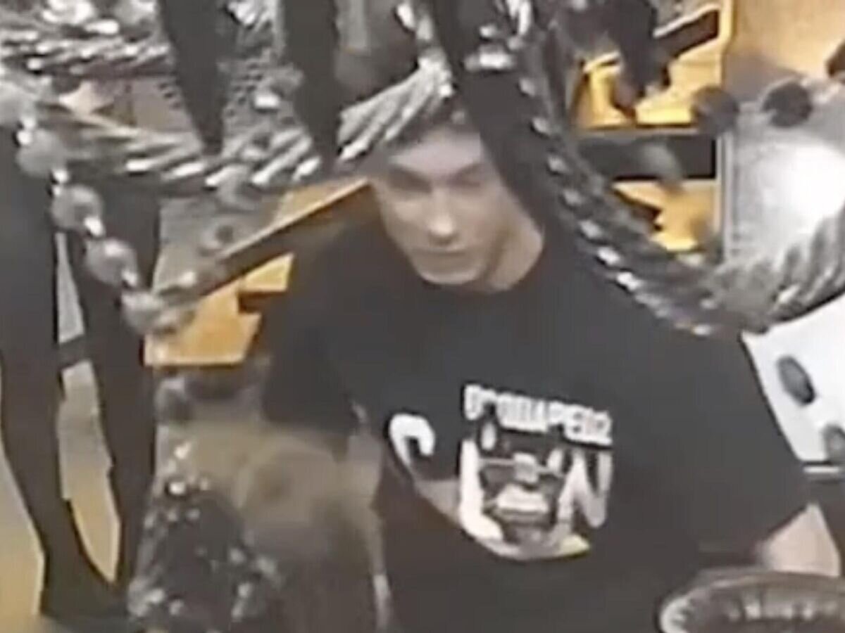    Актер Никита Кологривый в баре в Новосибирске© Стоп-кадр видео с камеры видеонаблюдения