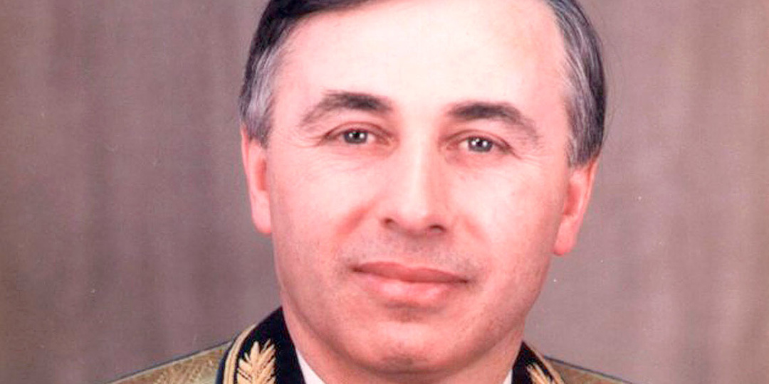 Лётчик Суламбек Осканов – первый Герой России