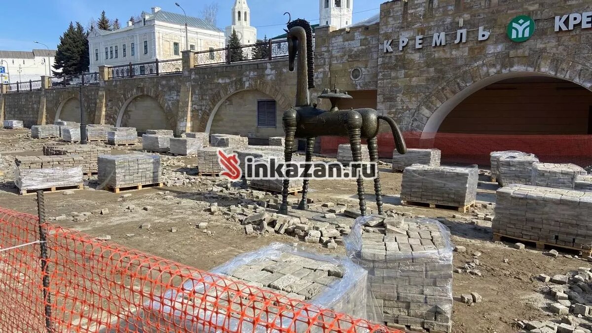     В Казани на центральной пешеходной улице Баумана вновь меняют брусчатку. На это обратил внимание корреспондент Inkazan.