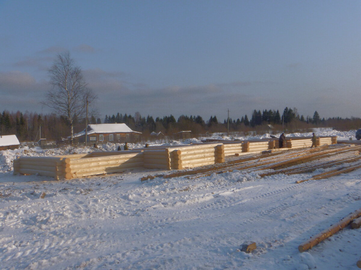 Рубка деревянного сруба из бревна зимнего леса.