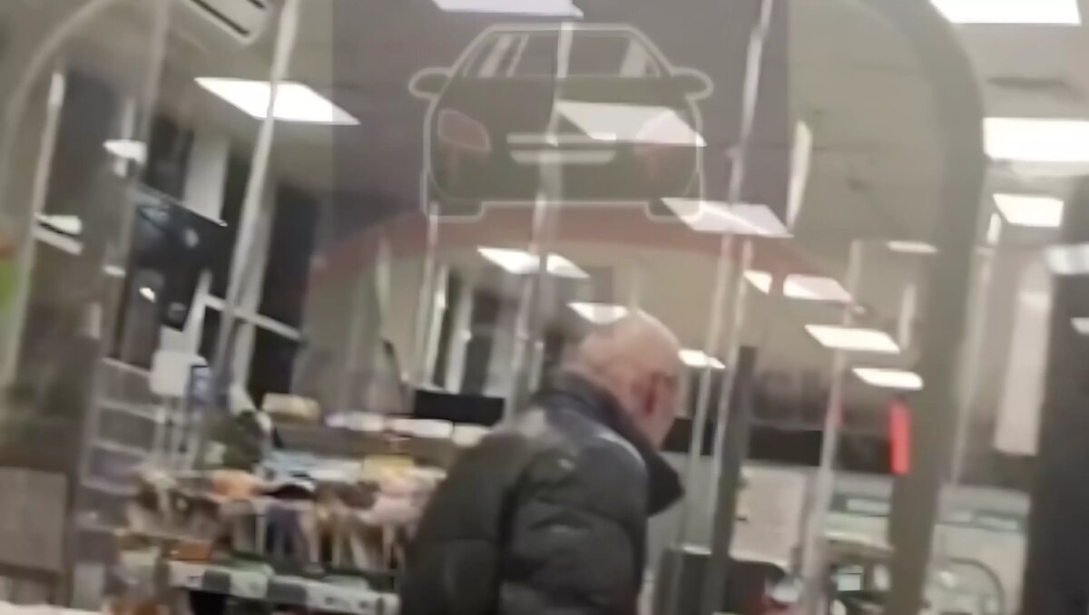     Красноярец ночью кричал на кассира за отказ продать бутылку водки. Он угрожал, что прострелит девушке колено и сломает ноги.