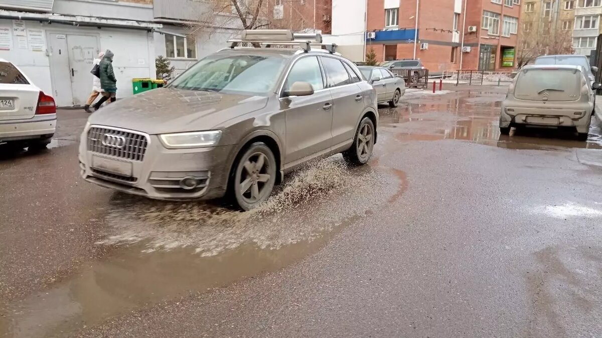 Красноярск утонул в грязных лужах. Люди ходят в мокрых ботинках и злятся |  Проспект Мира | Дзен