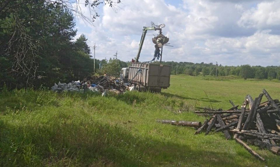 Водитель свалил мусор у деревни в Тверской области, за что и заплатил 150 тысяч рублей