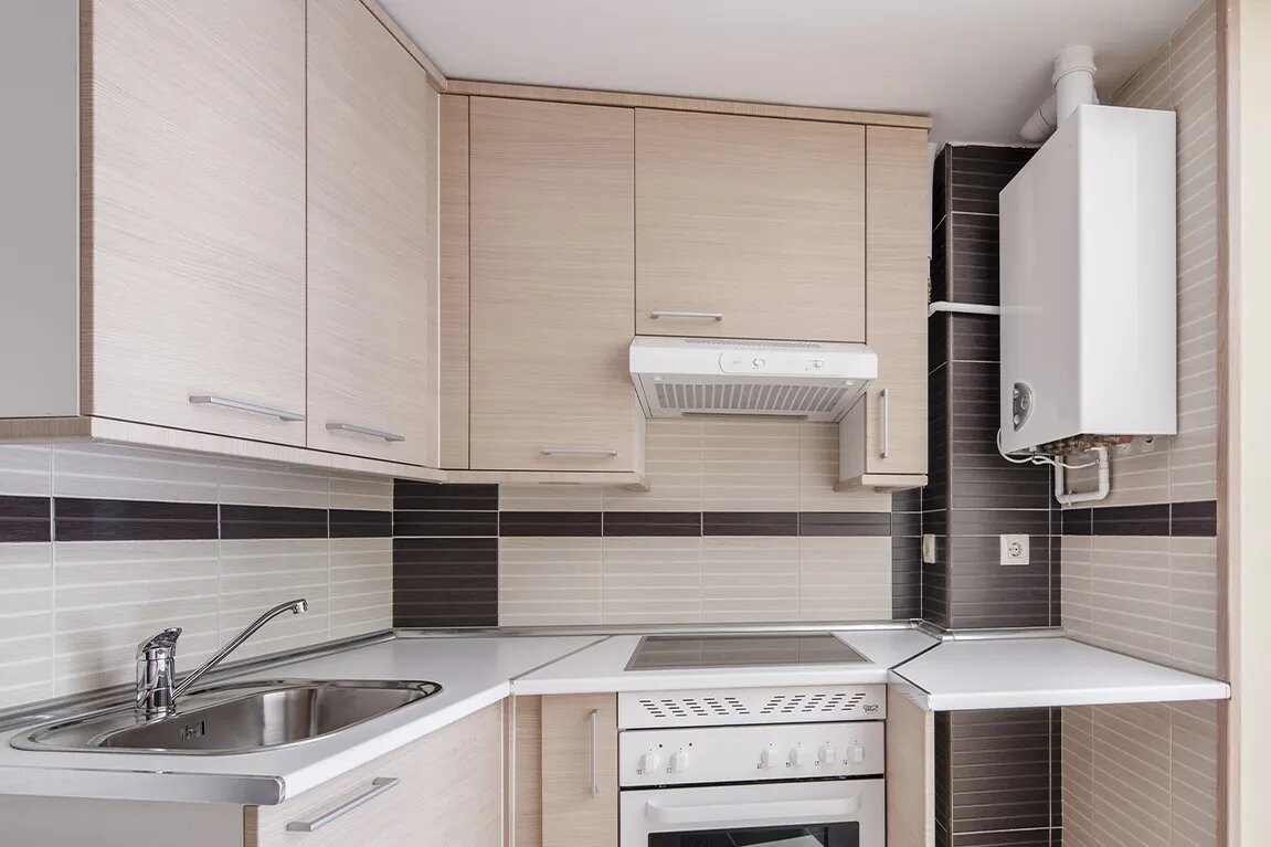 Настенный газовый котел на кухне. Источник: shutterstock.com