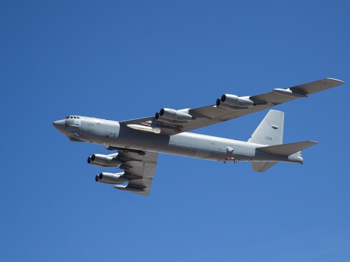    Бомбардировщик B-52 с прототипом ракеты AGM-183A на испытаниях© U.S. Air Force photo by Christopher Okula