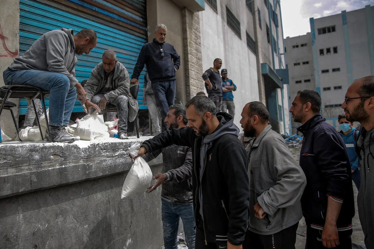 Раздача муки в городе Газа в воскресенье