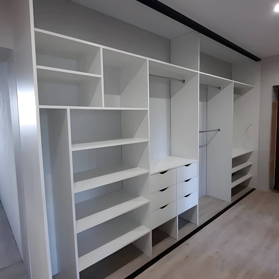 Белое Наполнение четырёхдверного встроенного шкафа купе в большую прихожую