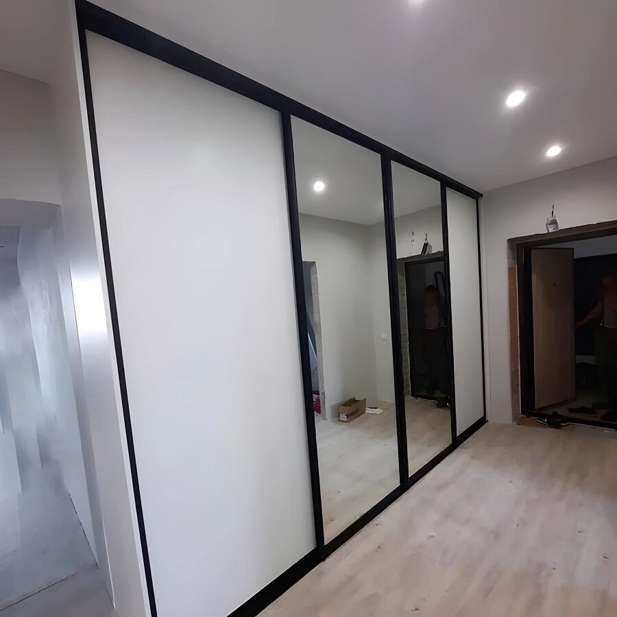 Белый Шкаф купе встроенный в большую прихожую