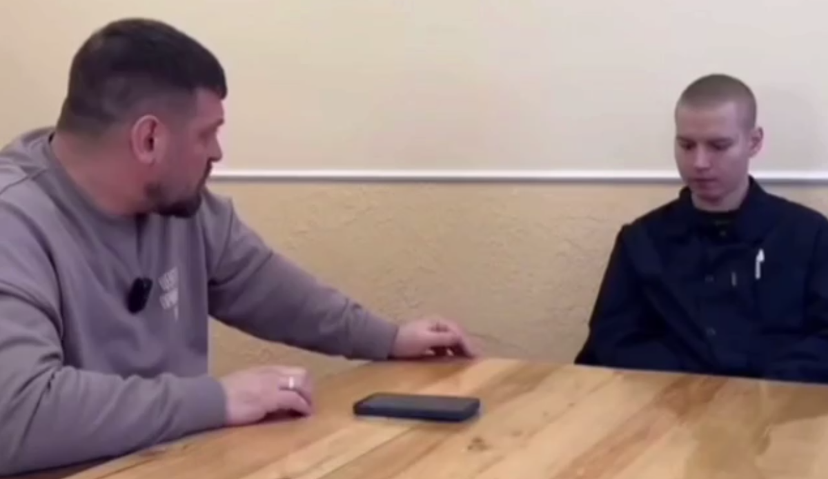 Пленный российский солдат поглумился над украинским журналистом, который пришел взять у него фашистски "правильное" интервью. Соответствующее видео опубликовал Телеграм-канал "Военное дело".