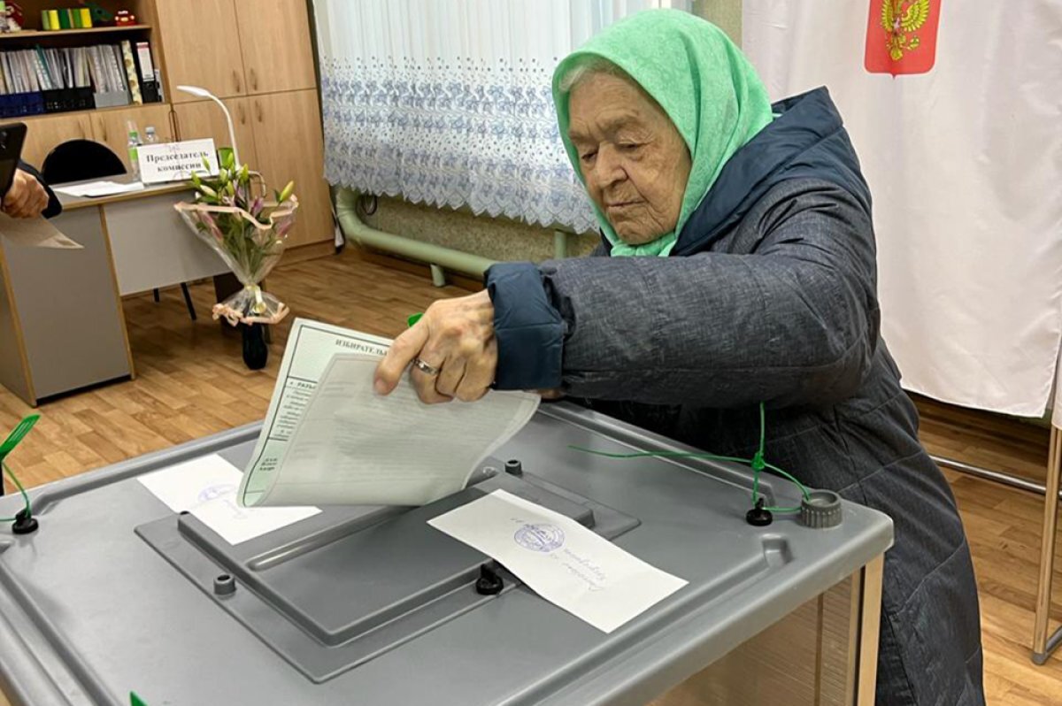    В выборах участвовала и молодёжь, и люди постарше. На снимке – 95-летняя Пелагея Фёдоровна Москвичёва, недавняя героиня «АиФ»-НП». У неё восемь детей, 14 внуков и 11 правнуков.