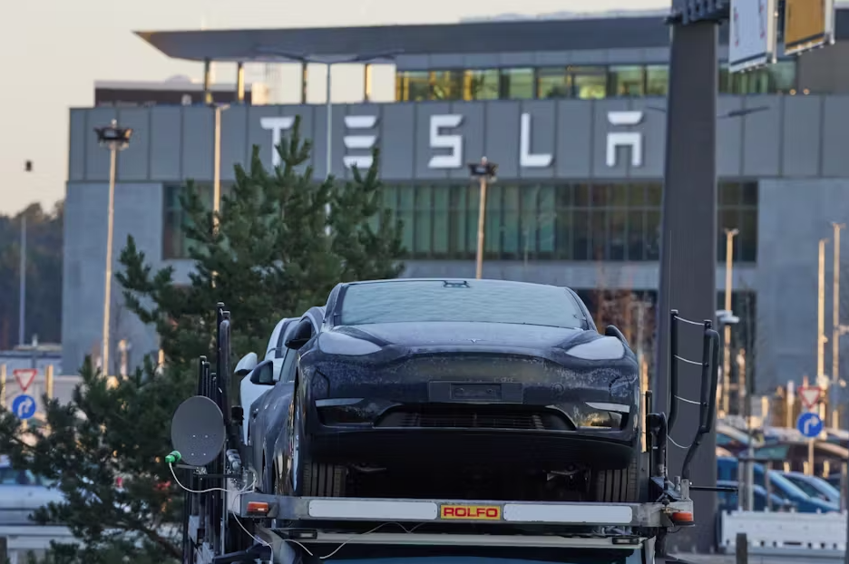 Лучшие дни Tesla позади? Китайский конкурент BYD обогнал Tesla как крупнейший мировой производитель электромобилей по объёму продаж в четвертом квартале 2023 года © Joerg Carstensen/dpa