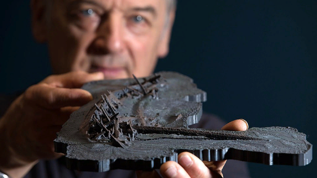 Профессор Джон Адамс показывает трехмерную модель 2500-летнего греческого судна, созданную по данным с ТПА. Фото: PA