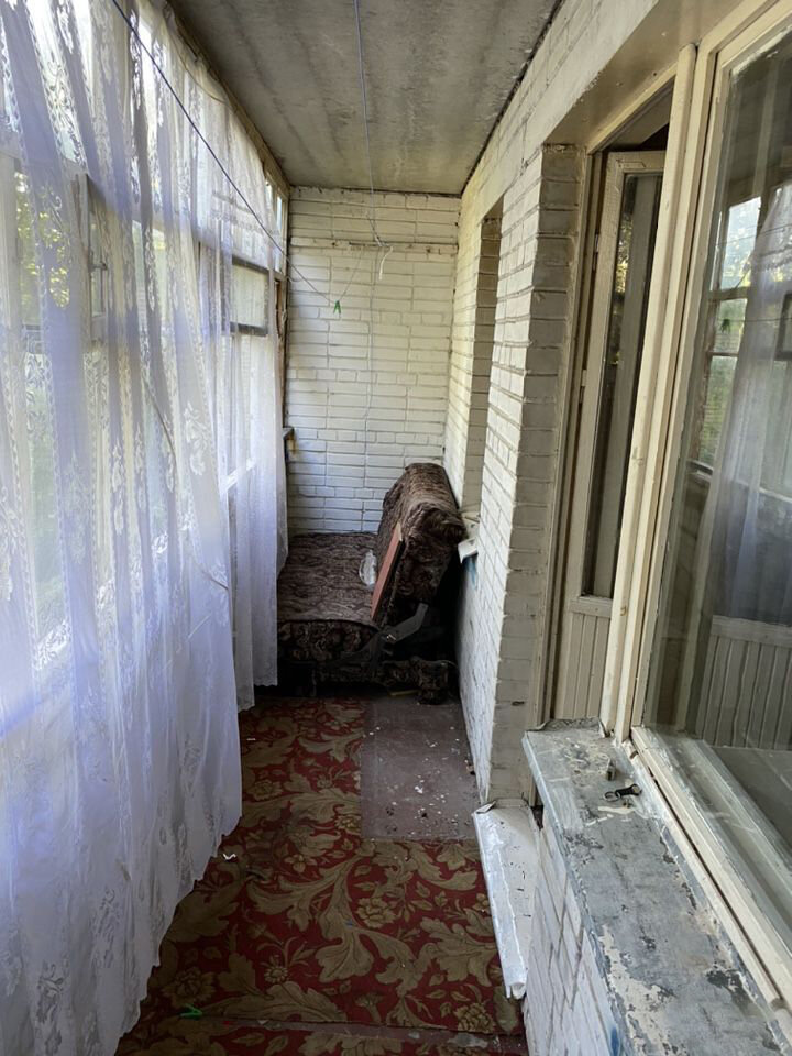 Балкон "курильщика". Фотография из объявления.