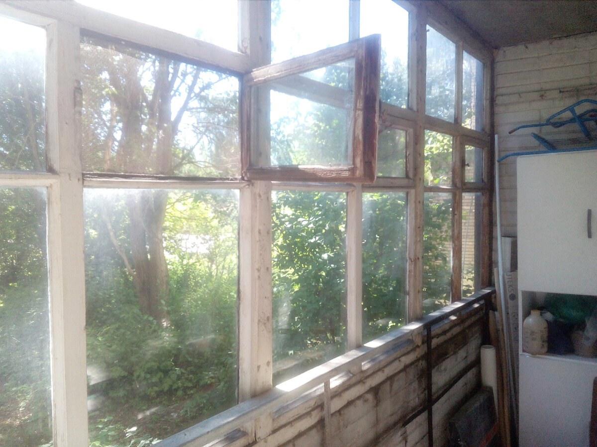 Хлипкие деревянные рамы вывалились сразу, стоило только мастеру их толкнуть.