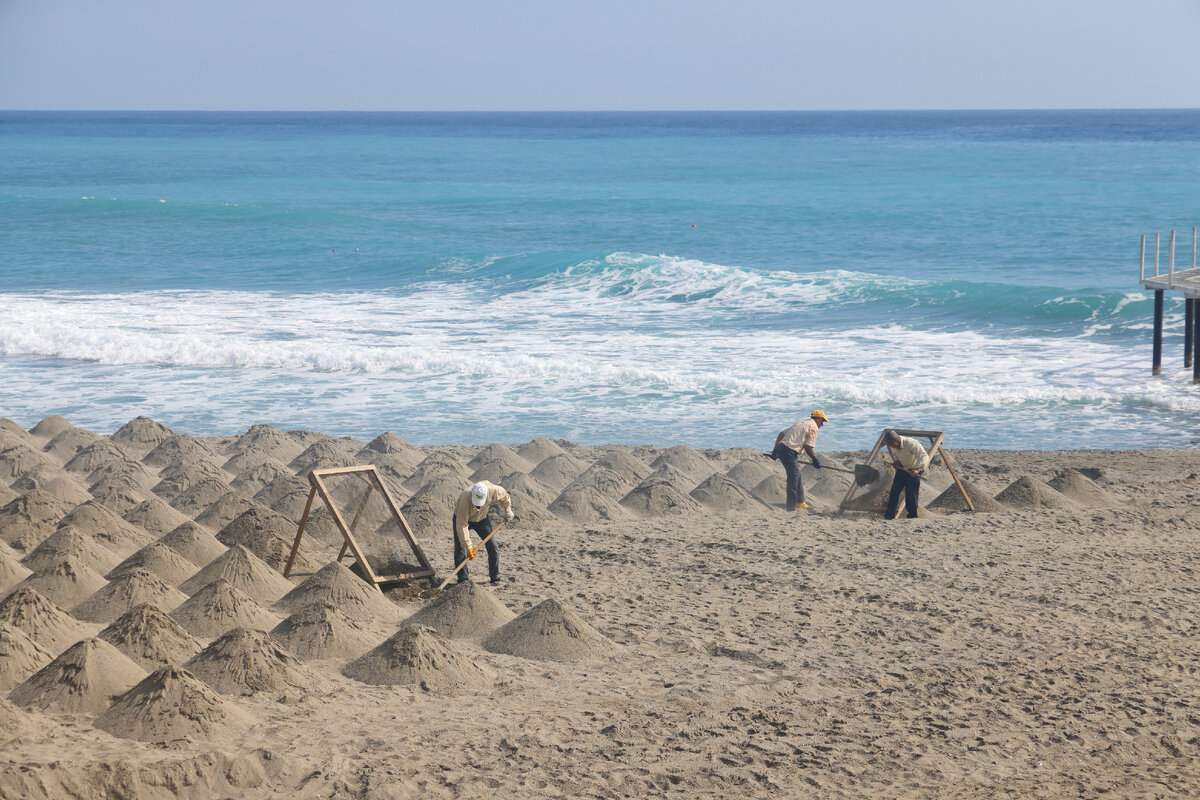 Просеивание песка на пляже Аланьи, подготовка к туристическому сезону