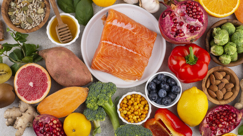    Еда, разложенная на столе © Freepik