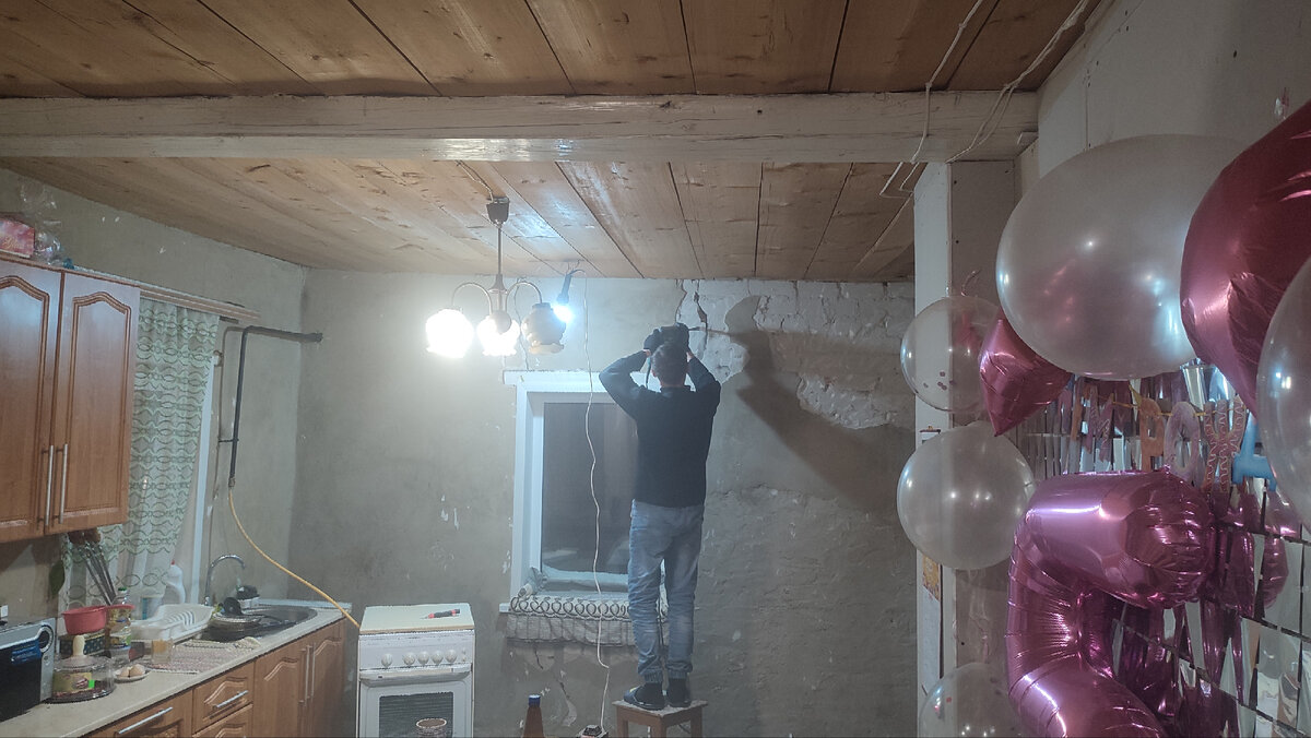 Трещины были над и под окном.