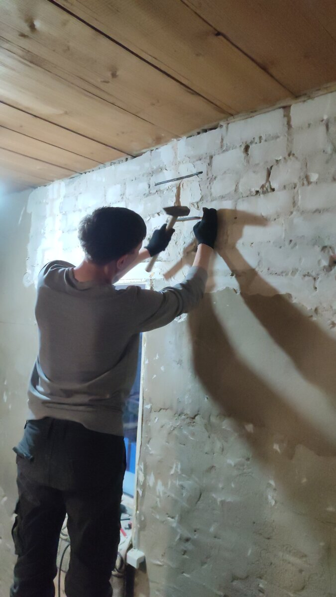 Забил металлические скобы в стену