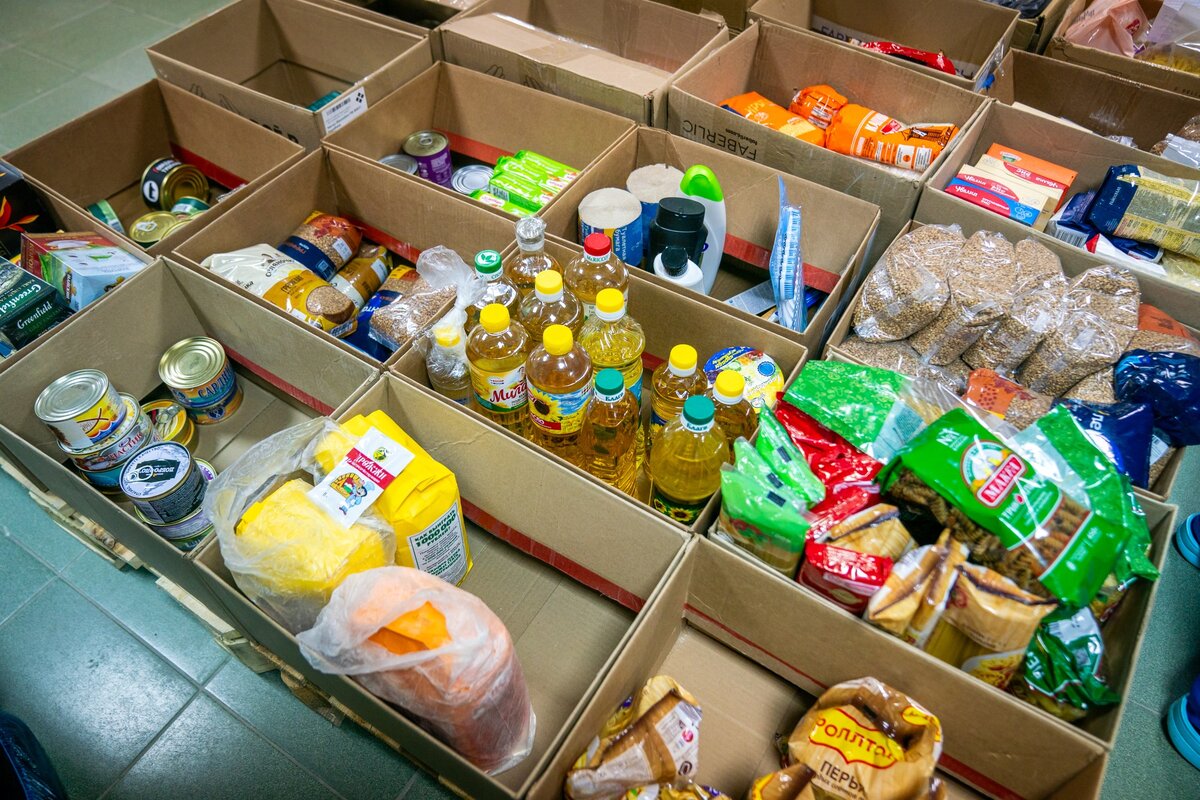    Добровольцы Гумкорпуса раздают продукты и вещи жителям Авдеевки