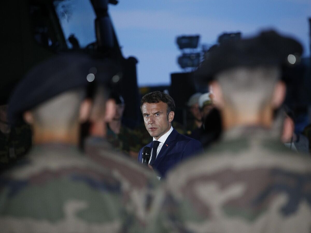    Президент Франции Эммануэль Макрон беседует с французскими солдатами© AP Photo / Yoan Valat