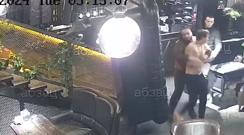 Находящегося сегодня на пике популярности актера Никиту Кологривого задержали в Новосибирске. Причиной задержания стала пьяная выходка артиста в одном из местных баров.-3