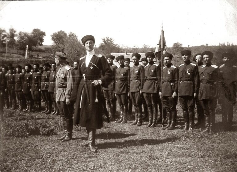 Ихь фанге ан. Я нашинаю. Эс ист для всех советских мест, Для русский люд из краю в краю, Баронский унэер манифест.
Вам мой фамилий всем известный: Ихь бин фон Врангель, герр барон.
Я самый лючший, самый шестный Есть кандидат на царский трон.
Послюшай, красные зольдатен: Зашем ви бьетесь на меня?
Правительств мой — все демократен, А не какой-нибудь звиня.
Часы с поломанной пружина — Есть власть советский такова.
Какой рабочий от машина Имеет умный голова?
Какой мужик, разлючный с полем, Валяйт не будет дурака?
У них мозги с таким мозолей, Как их мозолистый рука!
Мит клейнем, глюпеньким умишком Всех зо генаннтен простофиль
Иметь за власть?! Пфуй, это слишком! Ихь шпрехе: пфуй, даст ист цу филь!
Без благородного сословий Историй русский — круглый нуль.
Шлехьт! Не карош порядки новий! Вас Ленин ошень обмануль!
Ви должен верить мне, барону, Мой слово — твердый есть скала.
Мейн копф ждет царскую корону, Двухглавый адлер — мой орла.
Святая Русслянд… гейлих эрде Зи лигт им штербен, мой земля.
Я с белый конь… фом вейсен пферде… Сойду цум альтен стен Кремля.
И я скажу всему канальству: «Мейн фольк, не надо грабежи!
Слюжите старому начальству, Вложите в ножницы ножи!»
Вам будут слезы ошень литься. «Порядок старый караша!»
Ви в кирхен будете молиться За мейне руссише душа.
Ви будет жить благополучно И целовать мне сапога.
Гут! «Подписал собственноручно» Вильгельма-кайзера слуга,
Барон фон Врангель, бестолковой Антантой признанный на треть:
«Сдавайтесь мне на шестный слово. А там… мы будем посмотреть!»
