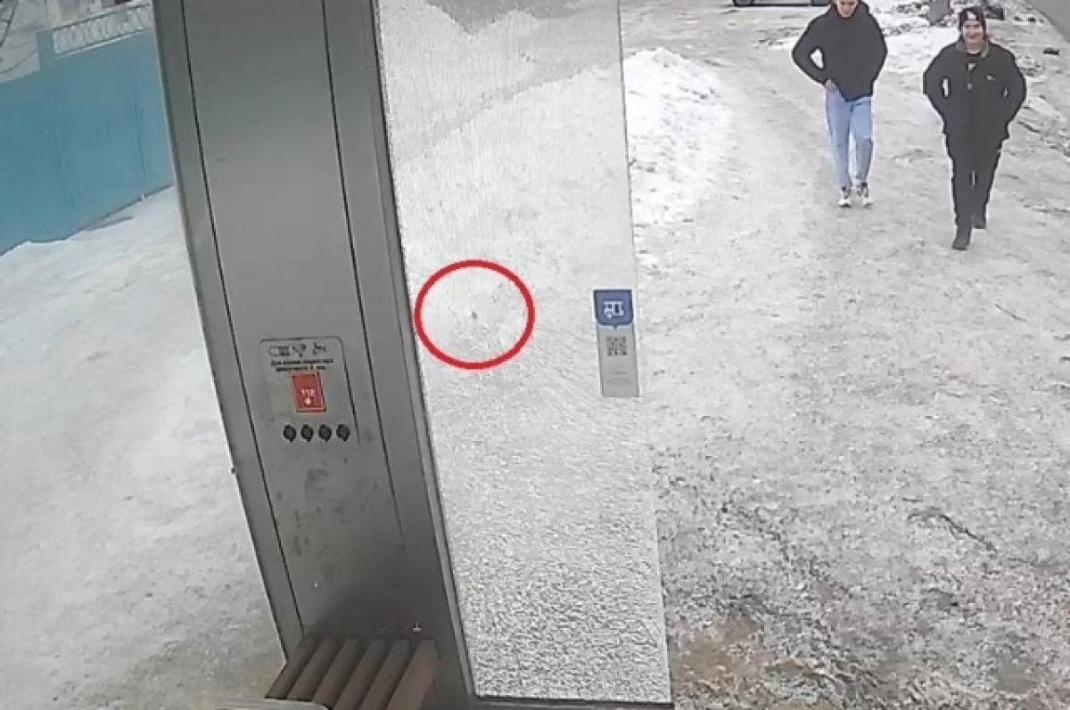   В Оренбурге вандалы разбили стекло остановки на пр. Победы