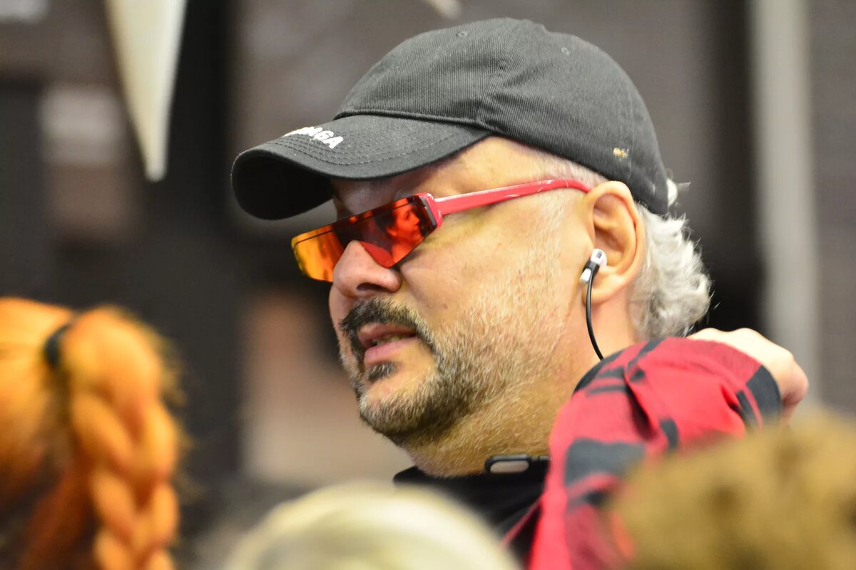 https://fine-news.ru/wp-content/uploads/2024/03/pust-menya-zaschischaet-kirkorov-rasskazal-o-tatuirovke-drakona-na-ruke-jpg.webp
