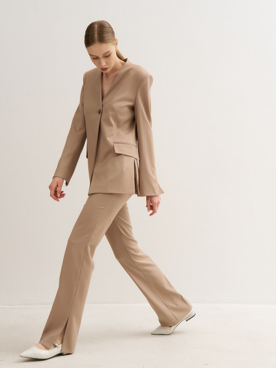 Бежевый костюм с разрезами  VIRELE