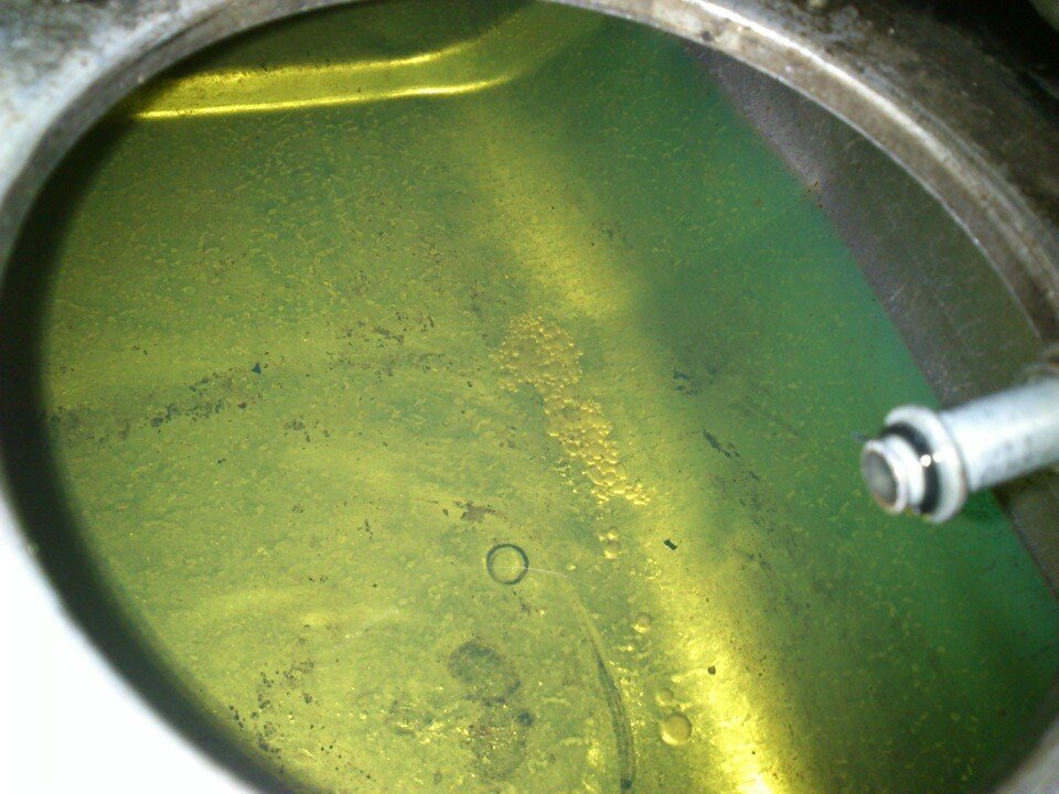 В баке может оказаться вода.